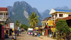 Rua de Laos com montanha ao fundo