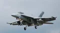 Jirgin saman yaƙi na rundunar sojin ruwan Amurka ƙirar Boeing F/A-18 ya na sauka.