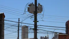  Poste de energia elétrica com cabos desconectados durante blecaute de energia da Enel na Via da Saúde