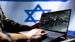 Ilustração mostrando as mãos de um homem usando um laptop, com a bandeira de Israel ao fundo.