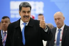 Maduro sorri e faz gesto positivo com o polegar