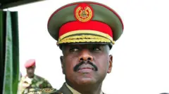 Muhoozi Kainerugaba yambaye ingofero ndende ya gisirikare