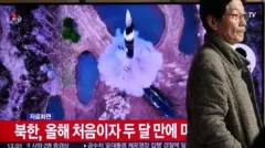 北朝鮮の弾道ミサイル発射を報じるニュース画面