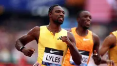 Noah Lyles corre na pista de atletismo do Estádio de Londres