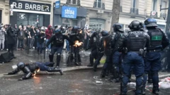 Policial atingido por coquetel molotov caído no chão durante protesto na França