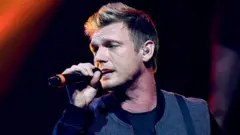 Nick Carter, um homem branco, loiro de cabelo curto