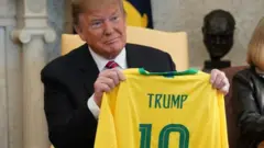 Trump recebeu camisa do Brasil com seu nome em visita de Bolsonaro aos EUA em 2019