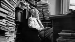 Joseph Rotblat em sua biblioteca