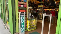 Placa 'Compro dólar' na entrada de loja