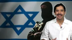 Repórter Shin Suzuki diante de agente mascarado e da bandeira de Israel 