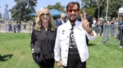 Ringo e sua esposa, Barbara Bach, em julho de 2024, durante um evento anual que celebra o aniversário do baterista