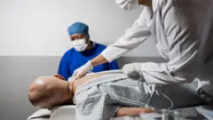 Corpo humano em uma mesa de operação