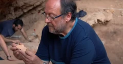 Valentín Villaverde regarde un fossile