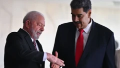 Lula e Maduro vestindo ternos e apertam as mãos