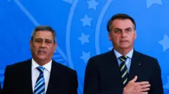 Braga Netto e Jair Bolsonaro durante a pose do general na chefia da Casa Civil, em fevereiro de 2020