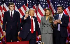 Donald Trump vencedor: republicano gesticula ao lado de sua esposa, Melania Trump, seu filho, Barron Trump, e o candidato republicano a vice-presidente, JD Vance, após os primeiros resultados da eleição presidencial de 2024 dos EUA, no Palm Beach County Convention Center, em West Palm Beach, Flórida, EUA, em 6 de novembro de 2024.