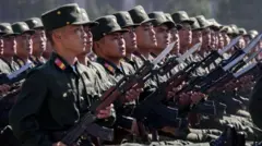 北朝鮮・平壌で行進する北朝鮮軍の兵士たち