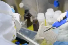 Pessoa trabalhando em laboratório