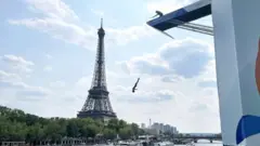 Torre Eifel na beira do Rio Sena