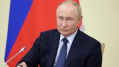 Vladimir Putin durante uma reunião do conselho de segurança