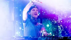 Avicii tocando como DJ