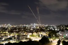 Foguetes no céu de cidade 