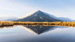 Imagem de uma montanha espalhada em um lago