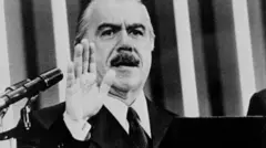 Ex-presidente José Sarney em foto em preto e branco