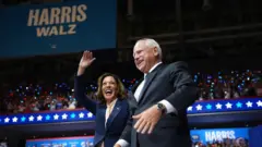 Tim Walz ao lado de Kamala Harris.