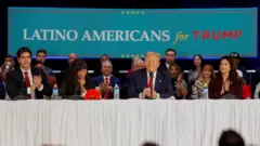 Mesa de latinos com Trump