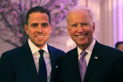 Tổng thống Joe Biden (phải) và người con trai Hunter Biden 