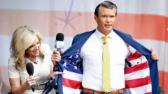 Pete Hegseth mostra o interior de sua jaqueta com bandeira americana