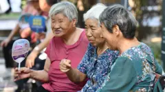 Idosos relaxam em um parque na Lindai Road, no distrito de Yingzhou, na cidade de Fuyang, província de Anhui, no leste da China