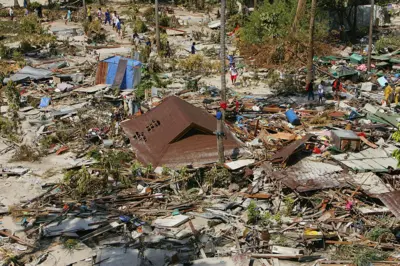 Imagem aérea mostram equipes de resgate vasculhando área devastada em 28 de dezembro de 2004 na vila de Phi Phi, Baía de Ton Sai, na Tailândia.