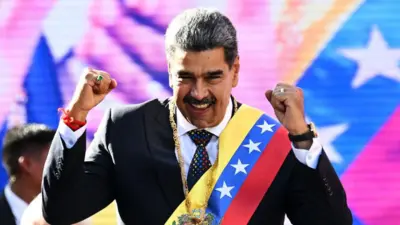 Nicolás Maduro con las manos en alto y celebrando