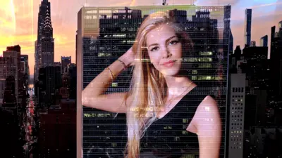 Imagem de Kat Torres projetada sobre um fundo estilizado com o horizonte de Nova York