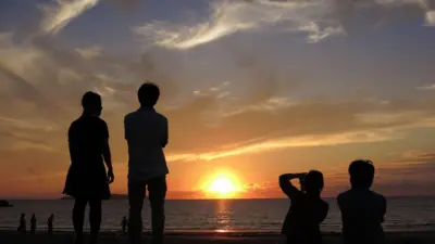 Pessoas na praia de Fukutsu