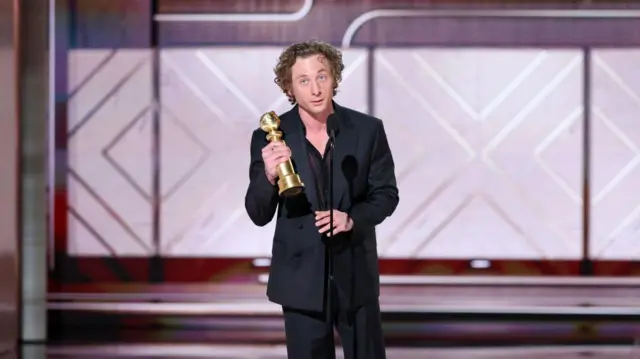 Jeremy Allen White com seu Globo de Ouro por seu papel como Carmen "Carmy" Berzatto na série The Bear.