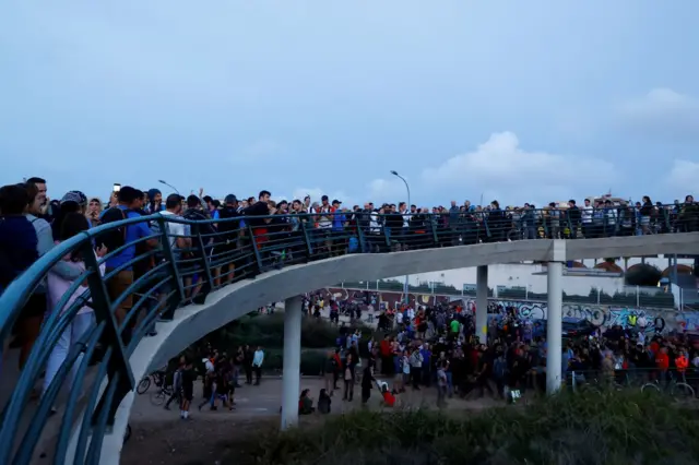 Ponte e calçadas lotadas de pessoas