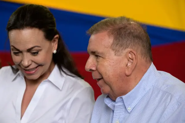 María Corina Machado e Edmundo González Urrutia lado a lado e sorrindo 