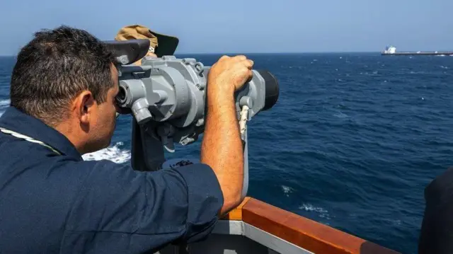 Homem observando movimentação em alto mar