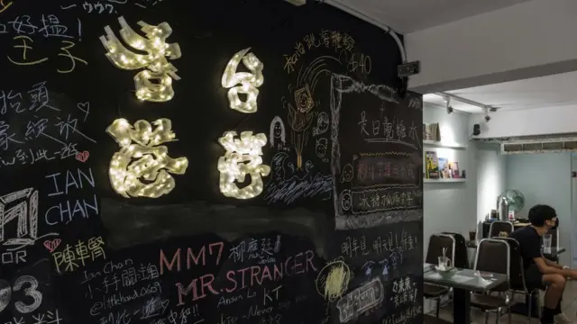 圖為台北一家港式餐廳牆上的留言字句。