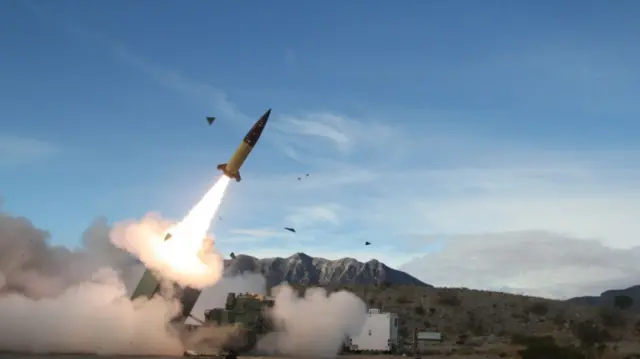 Míssil sendo detonado em deserto