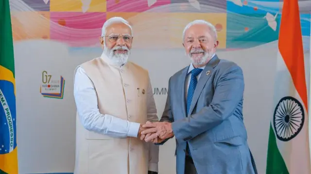 Luiz Inácio Lula da Silva apertando a mão de Narendra Modi durante encontro do G7 em maio de 2023