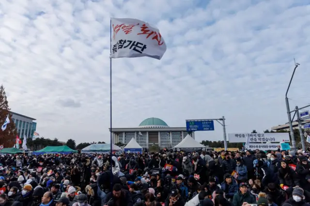 국회의사당 앞에 모인 사람들