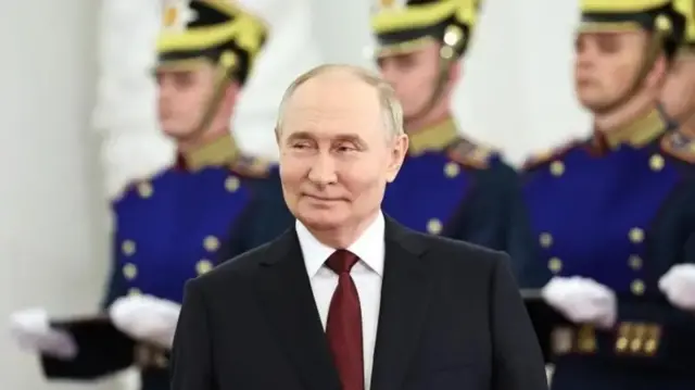 Presidente russo Vladimir Putin sorri em evento oficial