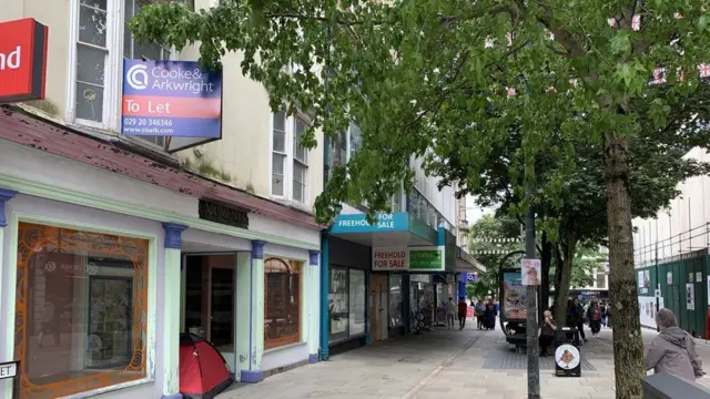 Rua comercial de Newport, no País de Gales