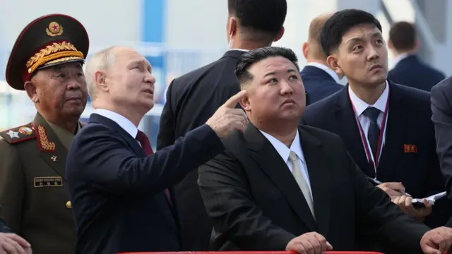 2023年9月13日，普京（中左）和朝鮮領導人金正恩（中右）參觀阿穆爾州東方航天發射場。
