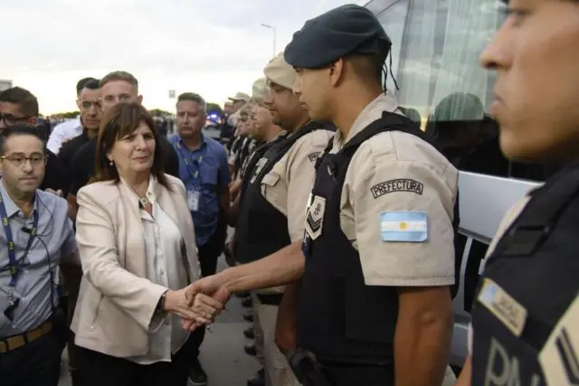 Patricia Bullrich cumprimentando integrantes das forças federais em Rosário