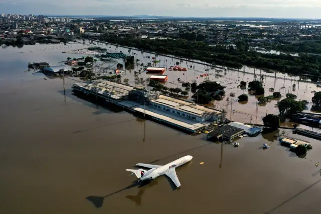 O aeroporto Salgado Filho, em Porto Alegre, foi fechado por tempo indeterminado